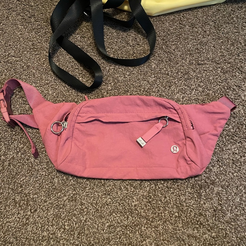 Lululemon Belt bag! pink perfect condition